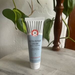 ✨$4 first aid beauty fab ultra repair cream mini